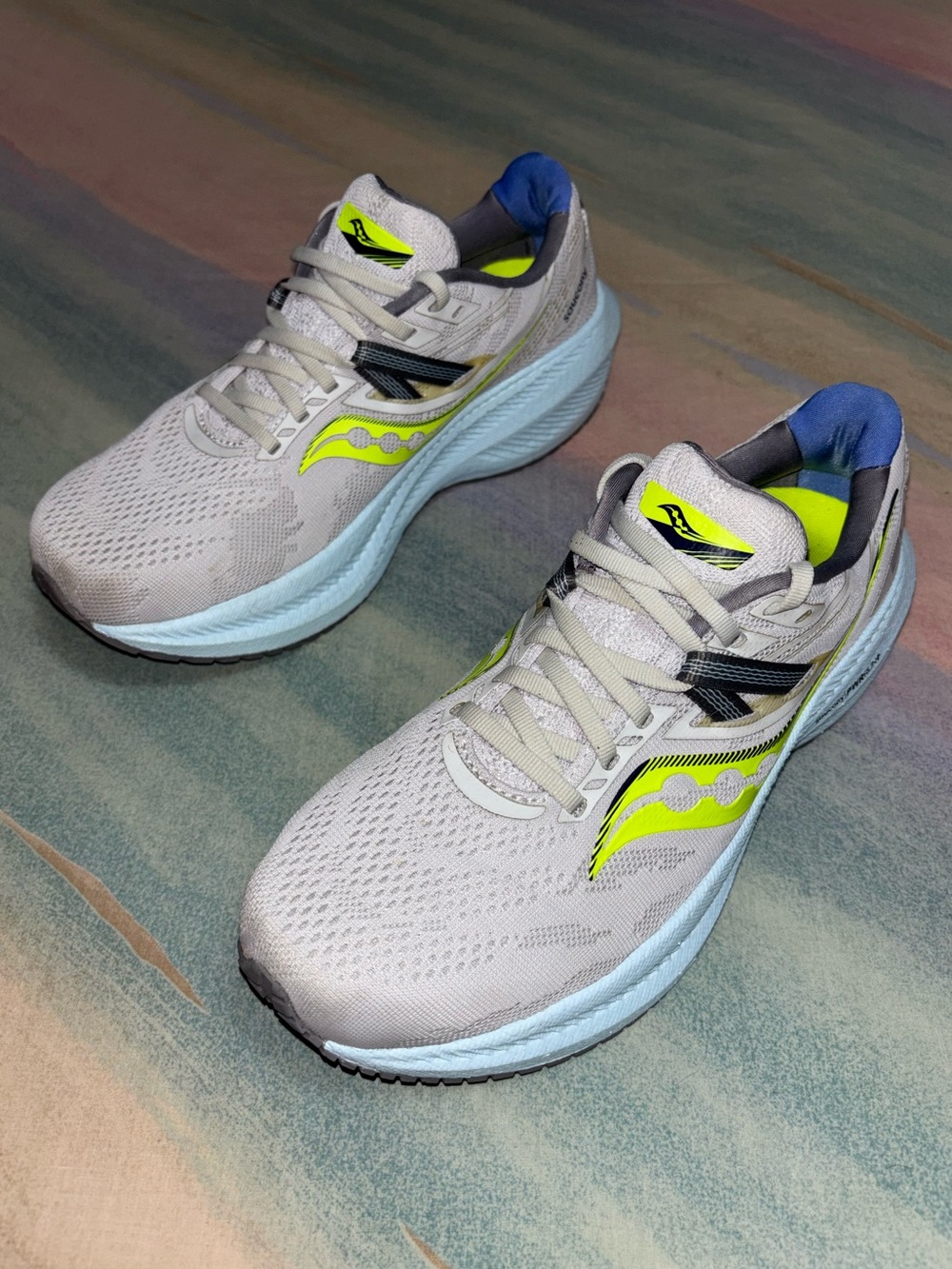 Saucony Triumph 20 Running Shoes in Fog Vapor size 9 athletic sneakers